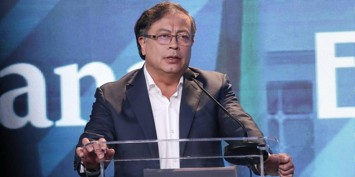 Gustavo Petro Luciana Beccassino Le Responde Por Tweets Sobre Su Padre