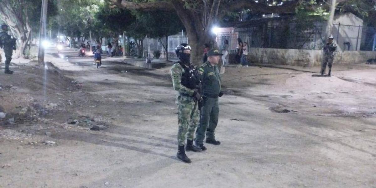 Militares salen a patrullar las calles de Santa Marta con la Policía