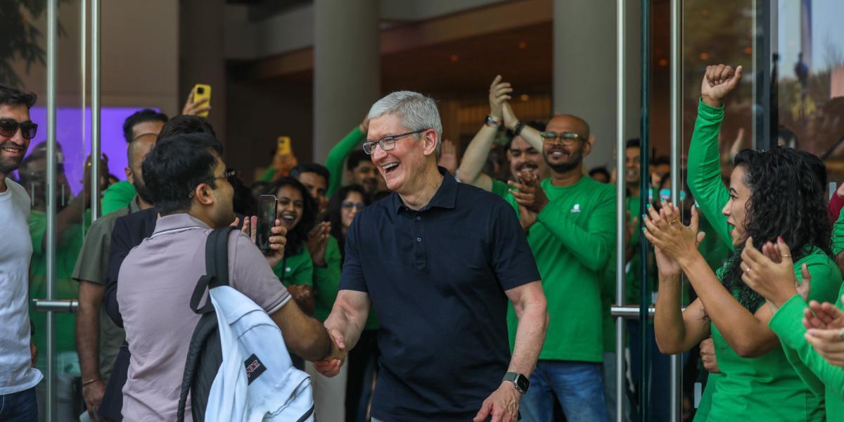 Tim Cook Inaugura La Primera Tienda De Apple En India