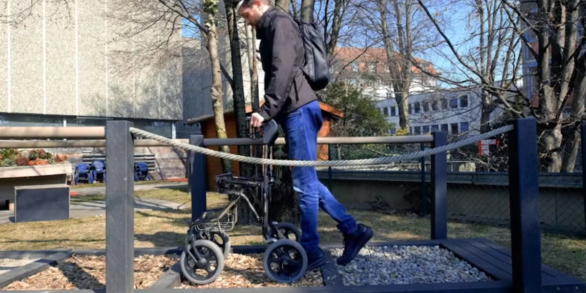 Tetrapléjico vuelve a caminar gracias a dispositivo en el que ayudó