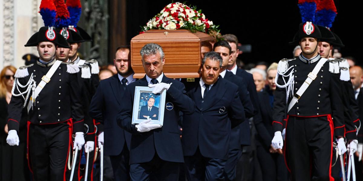 Ex Primer Ministro Italiano Silvio Berlusconi Despedido En Funeral De