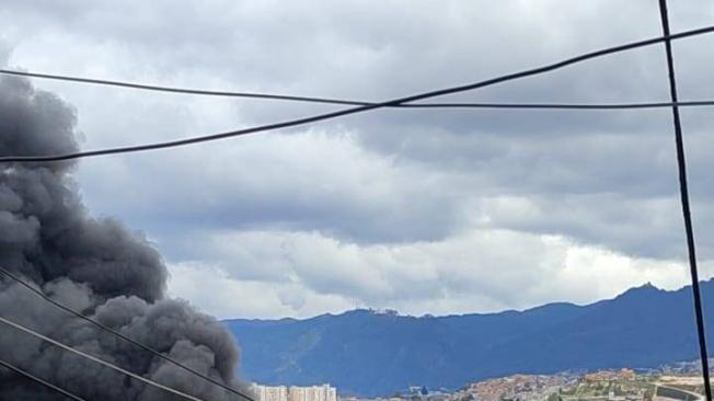 Grave Incendio En El Sur De Bogota Al Lado Del Hospital De Meissen Videos