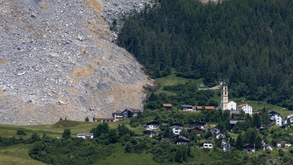 Suiza Enorme Avalancha De Rocas Se Detuvo Justo Antes De Impactar