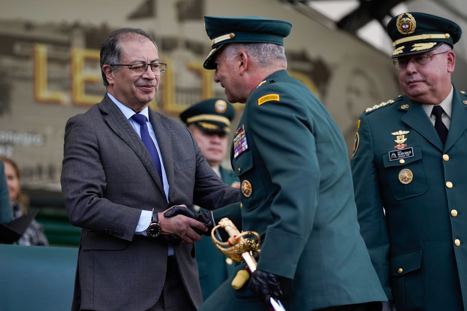 Presidente Gustavo Petro Posesiona Al Nuevo Comandante Del Ej Rcito Le