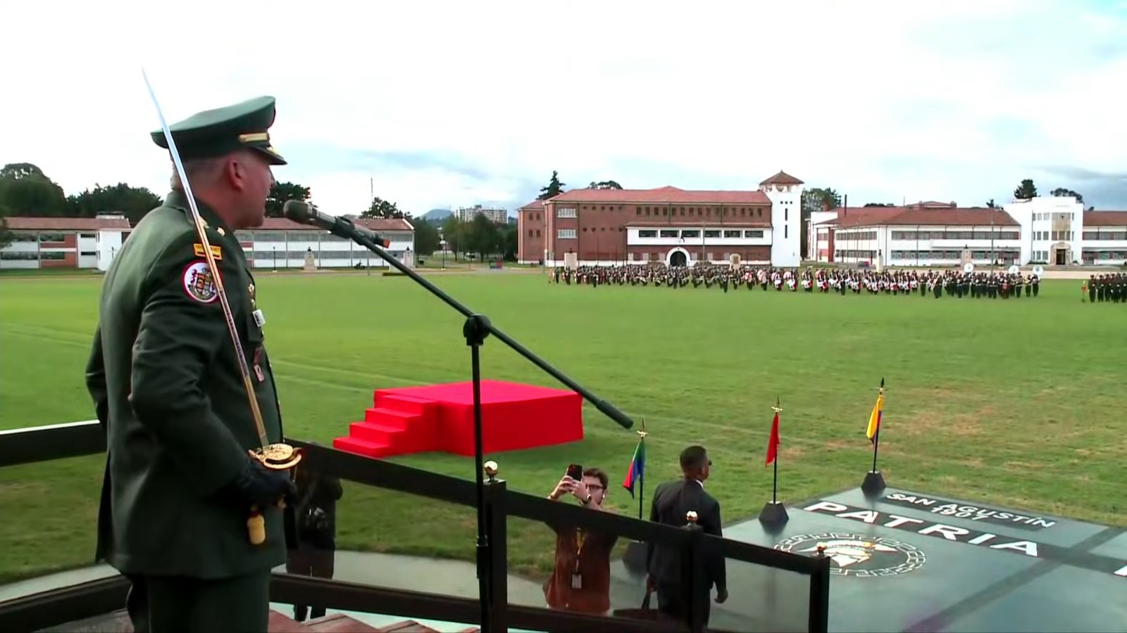 Presidente Gustavo Petro Posesiona Al Nuevo Comandante Del Ej Rcito Le