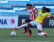 La jugadora de Colombia, Mary Alvarez (d), disputa el balón con la jugadora de Paraguay, Zunilda Coronel (i), por el Sudamericano Femenino sub-20 este domingo, en la ciudad de Guayaquil (Ecuador). EFE/Jonathan Miranda