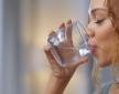 Beber agua caliente en ayunas podría contribuir a la pérdida de peso.