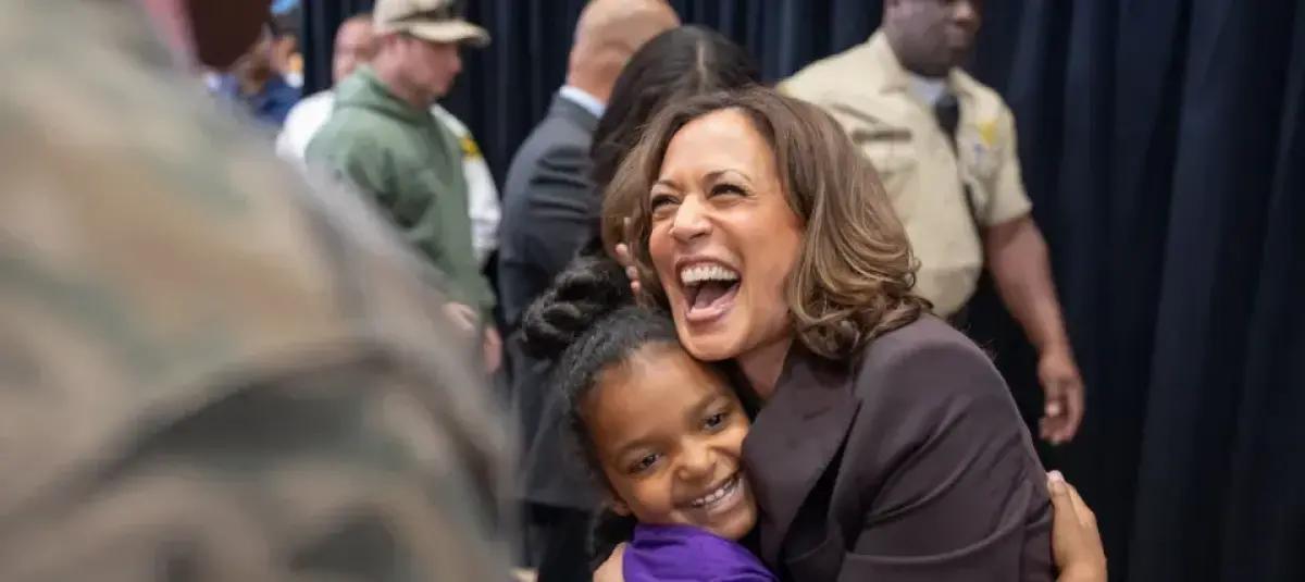 Kamala Harrus junto a una seguidora joven.