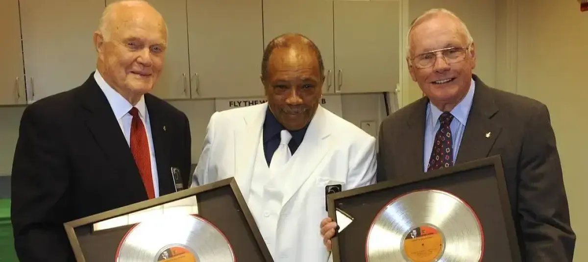 El productor y ganador del Grammy, Quincy Jones, presentó una copia platino de 'Fly Me to the Moon' al comandante del Apolo 11, Neil Armstrong, durante la gala del aniversario número 50 de la NASA.
