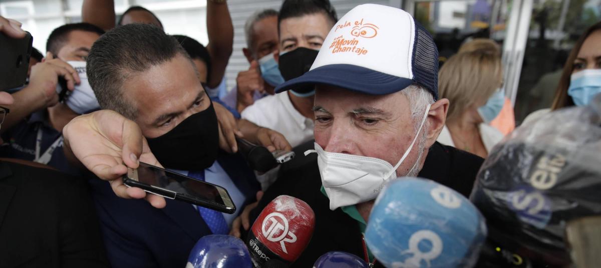 El expresidente panameño Ricardo Martinelli sale de una audiencia ante el Ministerio Público, este jueves, en Ciudad de Panamá (Panamá). La Fiscalía de Panamá impuso este jueves las medidas cautelares de prohibición de salida del país y presentación periódica ante la autoridad al expresidente Ricardo Martinelli (2009-2014), investigado por una trama de corrupción para la compra de un conglomerado de medios de comunicación.