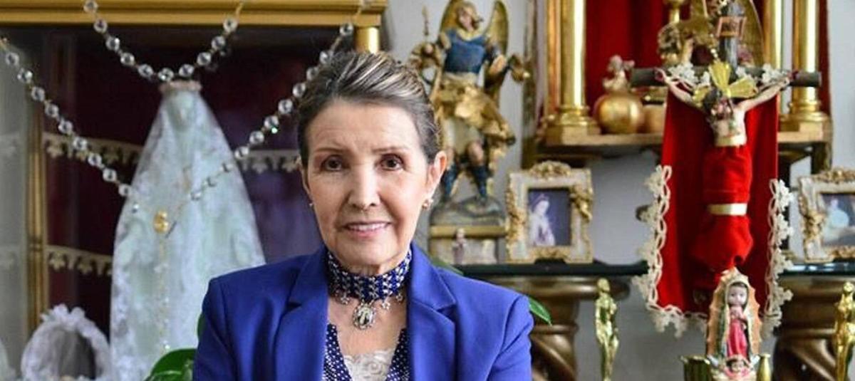 Margalida Castro, con sus santos, en su casa de BogotÃ¡.