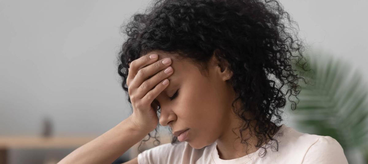Las mujeres suelen verse más afectadas por las migrañas, según se ha documentado.