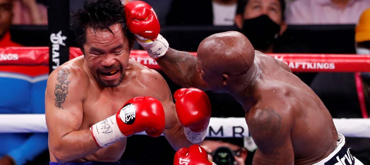Yordenis Ugas (derecha), de Cuba, en acción contra Manny Pacquiao (izquierda), de Filipinas.