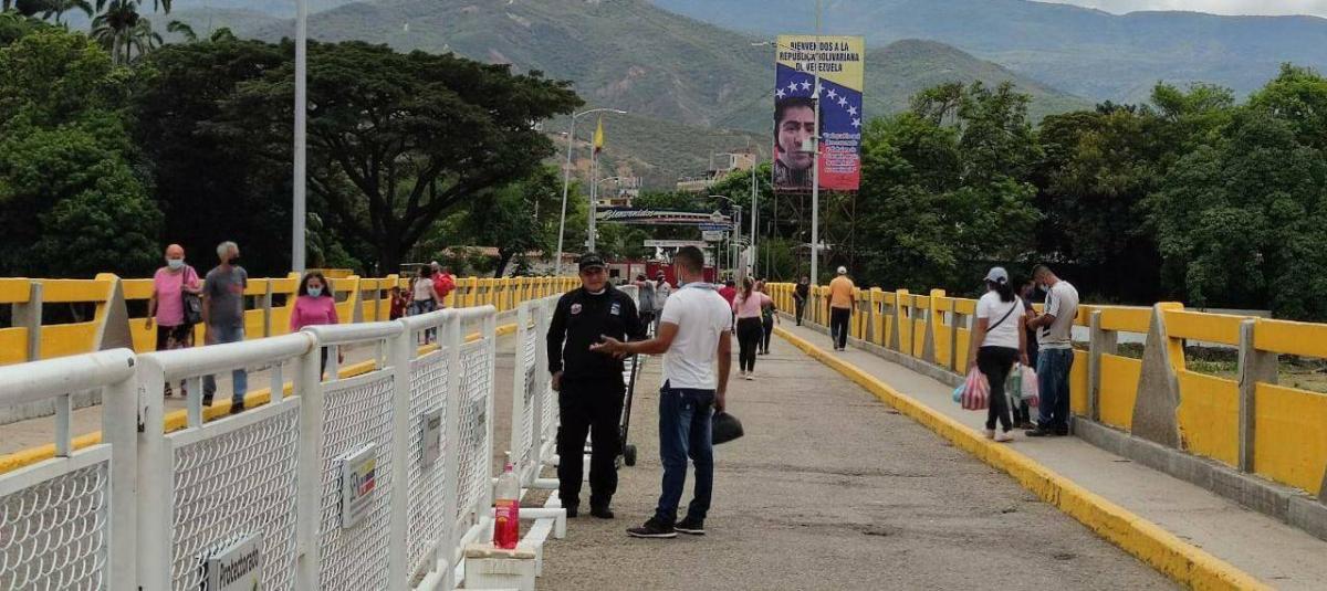 Hay un camión listo para pasar desde cada lado de la frontera. El primero iría de Norte de Santander a Ureña y el segundo vendría desde suelo venezolano.