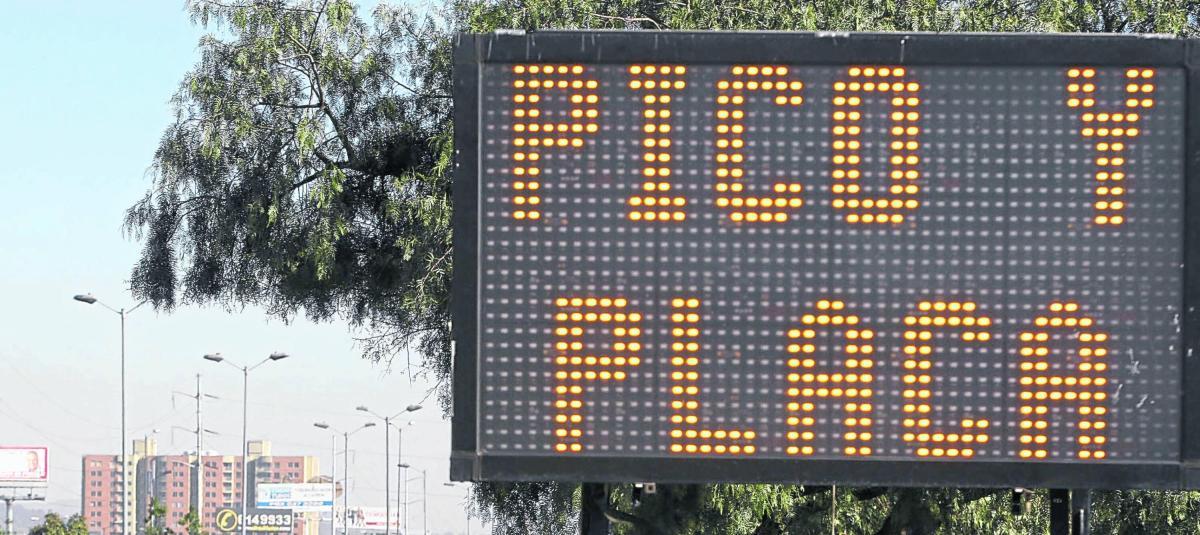 Hasta el 9 de junio había 34.967 permisos activos para transitar durante pico y placa en la ciudad.