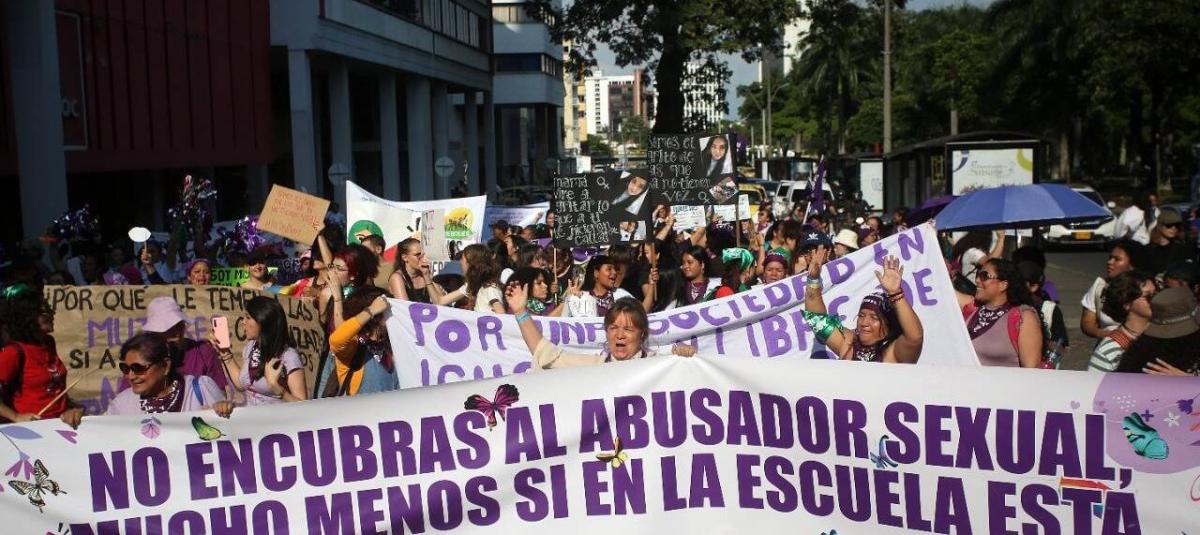 Cientos de mujeres en Cali salieron a marchar en el centro de la ciudad durante el D??a Internacional de la Eliminaci??n de la Violencia contra la Mujer.