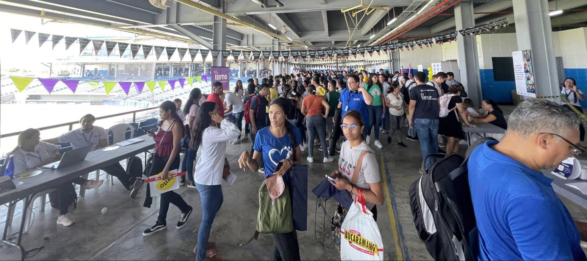 Mucha gente se present?? a la convocatoria en el estadio ??dgar Renteria de Barranquilla.