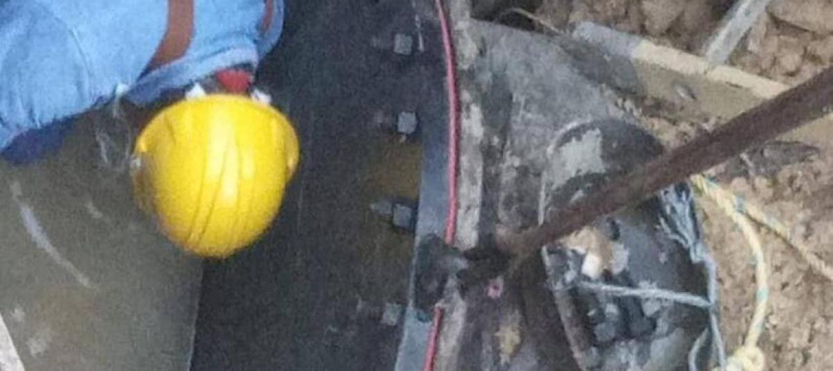 Personal trabaja en la reparación d ela tubería.