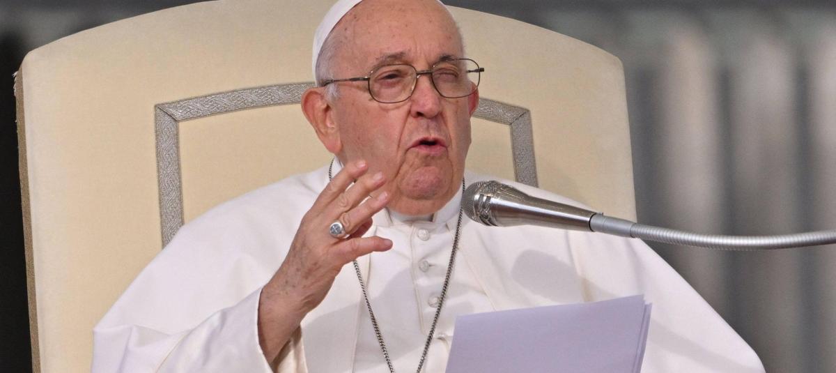 El Papa Francisco habla durante la audiencia general semanal en la plaza de San Pedro en el Vaticano.