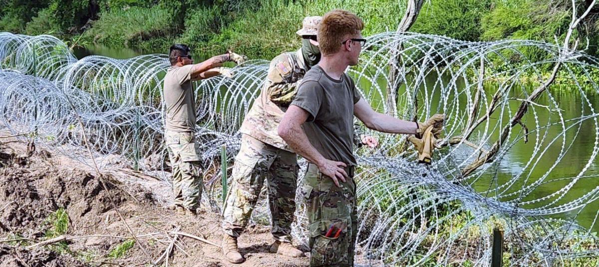 El alambre de púas se instala en una zona cercana a la frontera estatal con Nuevo México.