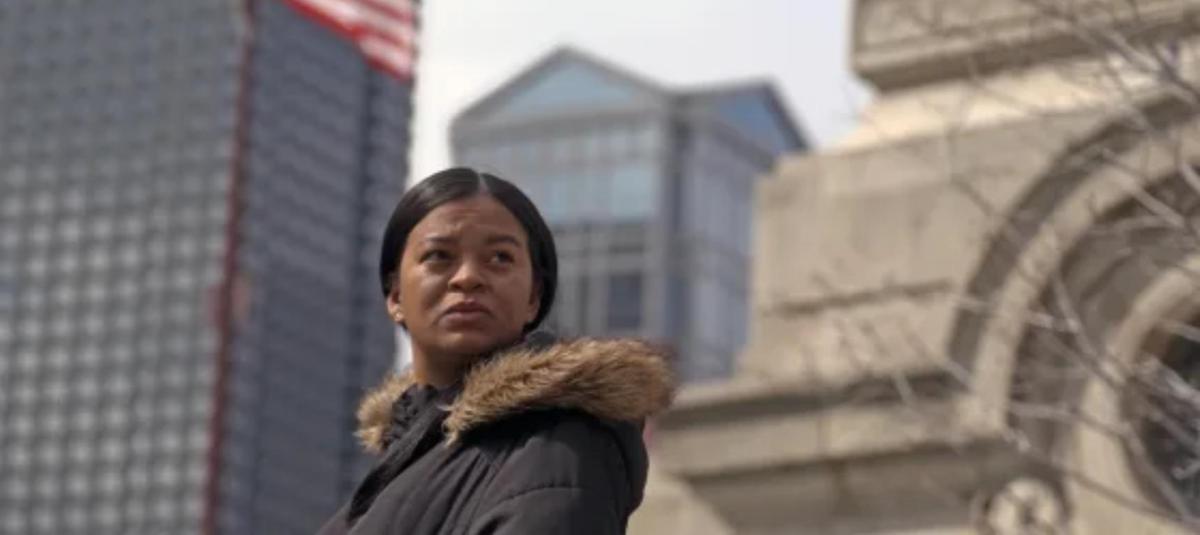 Una migrante venezolana llegó a Estados Unidos y vive en un refugio de migrantes.