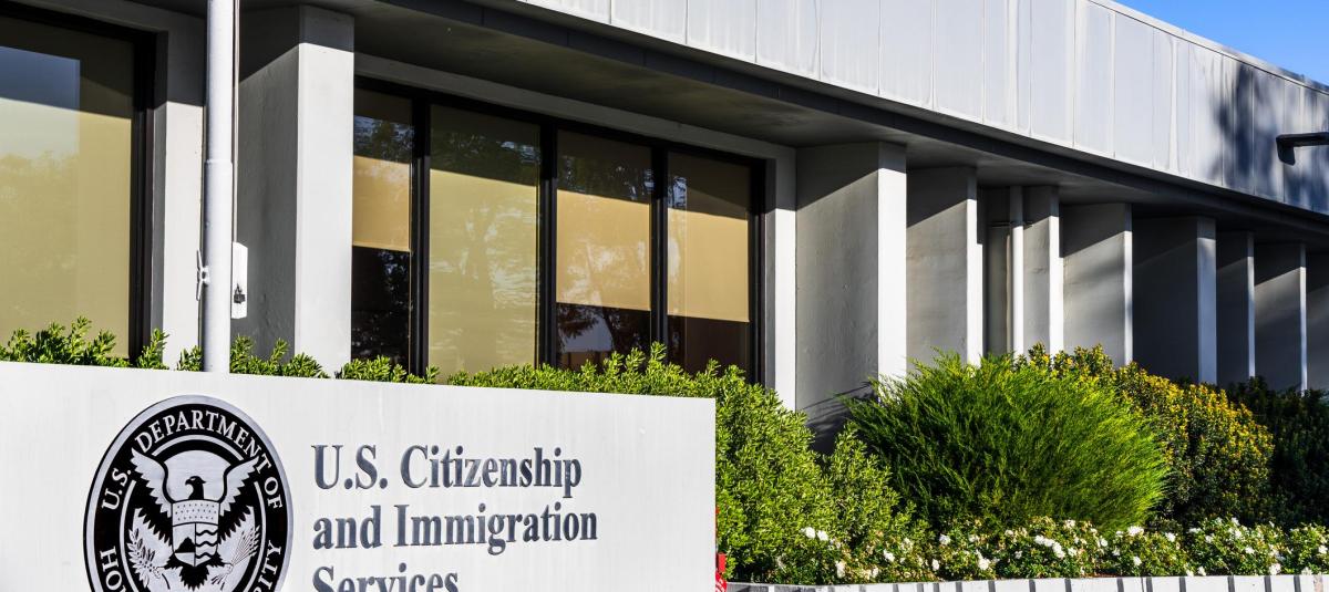 Los inmigrantes deben tratar sus casos con el Servicio de Ciudadanía e Inmigración (USCIS, por sus siglas en inglés).