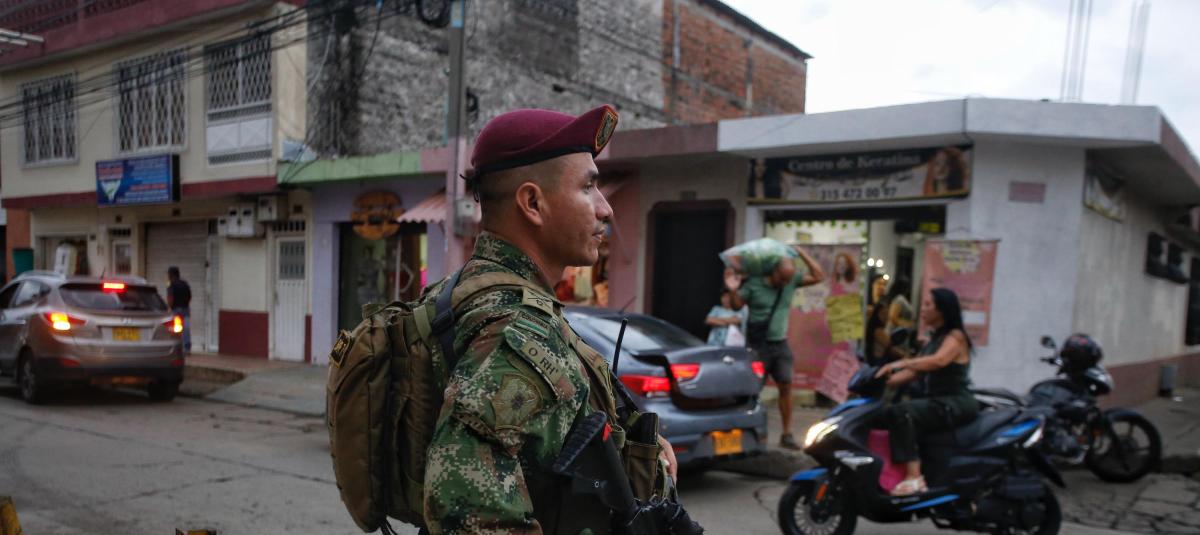 Cali Colombia 16 de junio de 2024 
En cumplimiento del compromiso con los jamundeños, este fin de semana se puso en marcha una Caravana de Seguridad como parte de la estrategia liderada por la Gobernación del Valle del Cauca, la Policía Nacional, el Ejército y el Gaula, para garantizar la tranquilidad en el territorio.
Con la presencia de 132 policías de diferentes especialidades, así como soldados del Batallón Pichincha y unidades de tránsito se adelantan controles en diferentes sectores del municipio.
Fotos Santiago Saldarriaga Quintero / EL TIEMPO