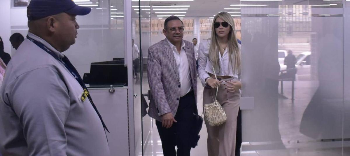 Daysuris Vásquez en compañía de su abogado.