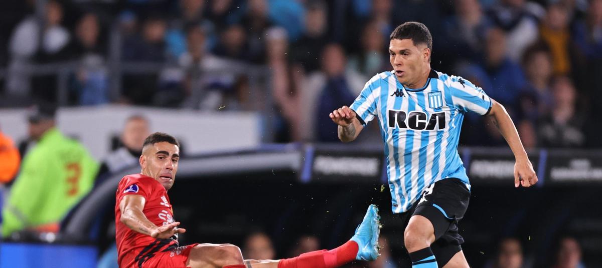 Juan Fernando Quintero (d) de Racing disputa un balón con Gabriel Girotto Franco de Paranaense este jueves, en el partido de vuelta de cuartos de final de la Copa Sudamericana entre Racing y Paranaense en el estadio Presidente Perón en Avellaneda (Argentina). EFE/ Juan Ignacio Roncoroni