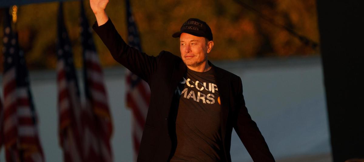 El empresario Elon Musk en el Butler Farm Show donde el ex presidente estadounidense y candidato presidencial republicano Donald Trump celebró una manifestación en Butler, Pensilvania, EE.UU., el 05 de octubre de 2024.