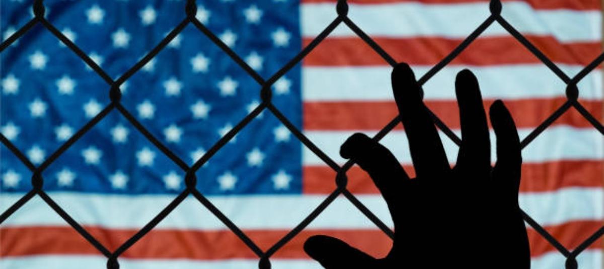 Una deportación puede prohibirle el ingreso definitivo a Estados Unidos.
