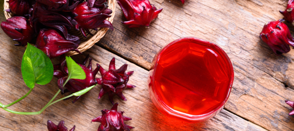 Tomar agua de jamaica con chía regularmente puede ayudar a controlar los niveles de azúcar en la sangre, previniendo picos de glucemia y promoviendo la salud metabólica.