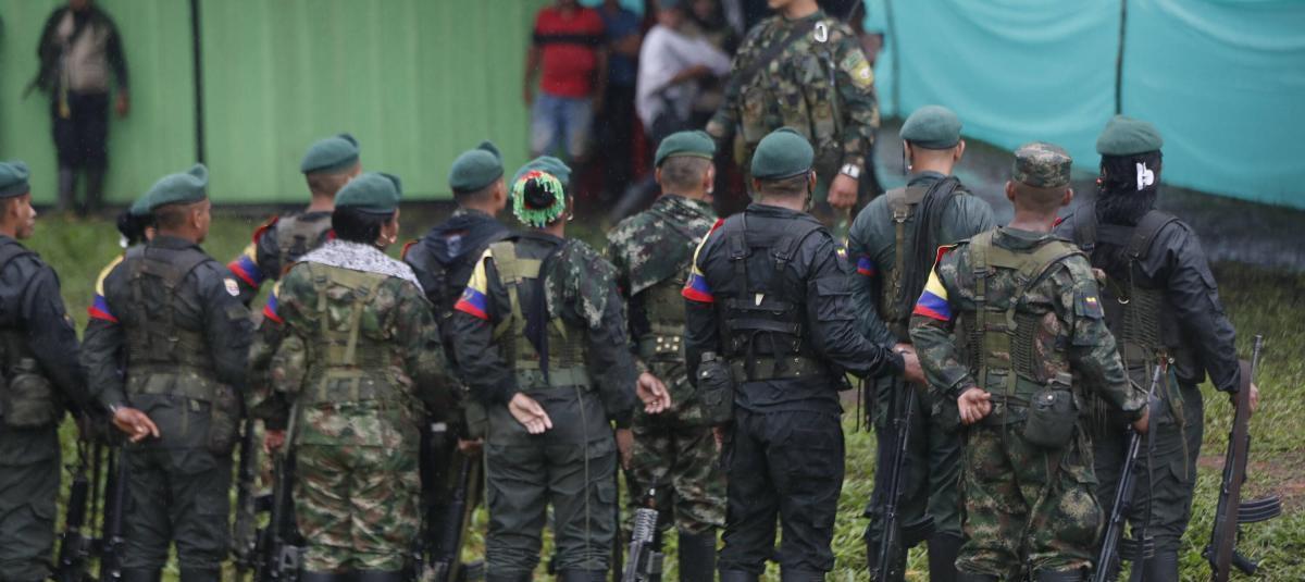 Un campesino murió y una joven fue herida, al quedar en medio del fuego cruzado entre disidentes de Farc y el Eln en zona rural en el norte del Cauca