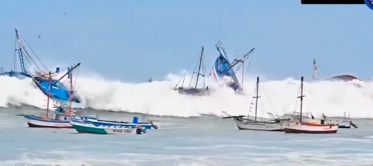 parte delantera del barco sobre las olas del mar