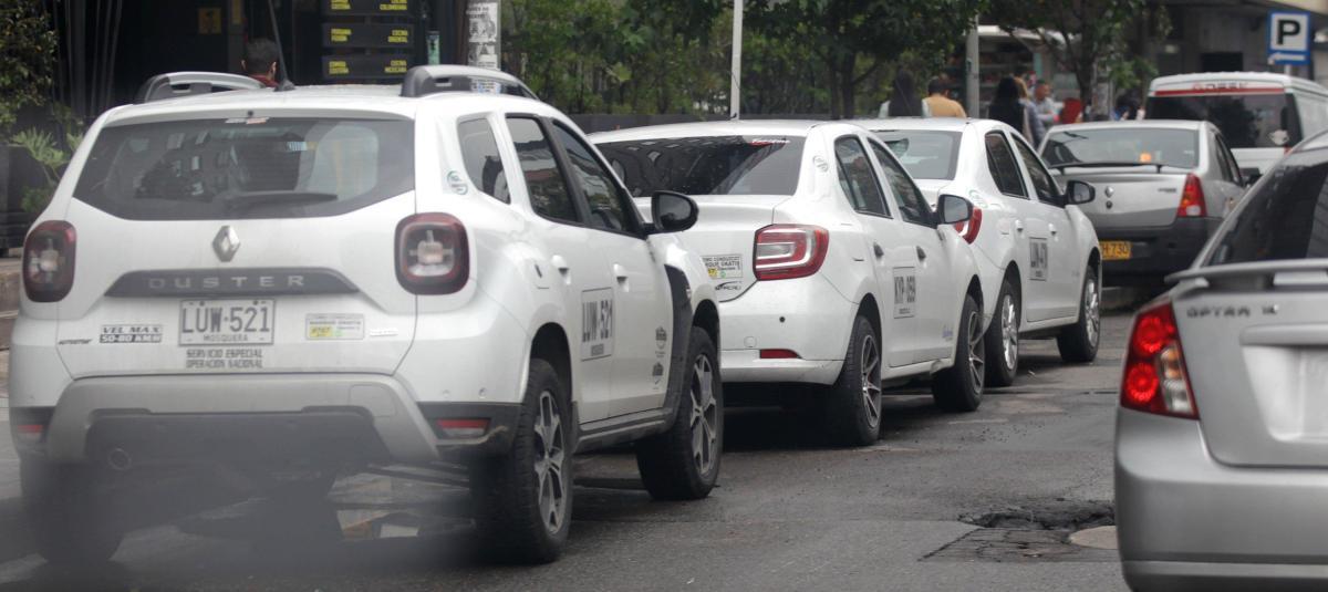 Carros mal parqueados en la calle 90, en el norte de Bogotá.