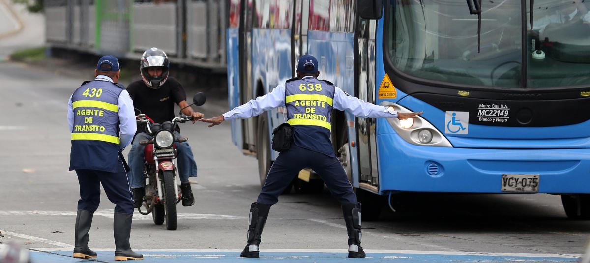 Piénselo bien antes de intentar fugarse en un control de movilidad en Cali; le podrían embargar el vehículo