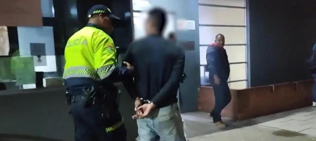 Capturan a ecuatoriano que robaba en escalera humana en estaciones de  TransMilenio de Bogotá