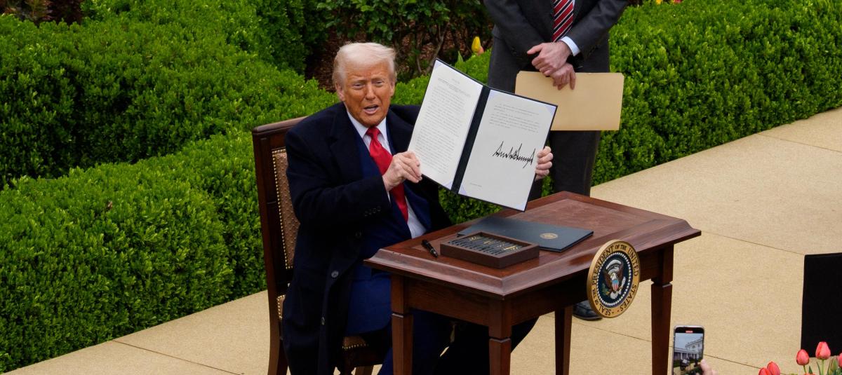 Donald Trump firmando orden.