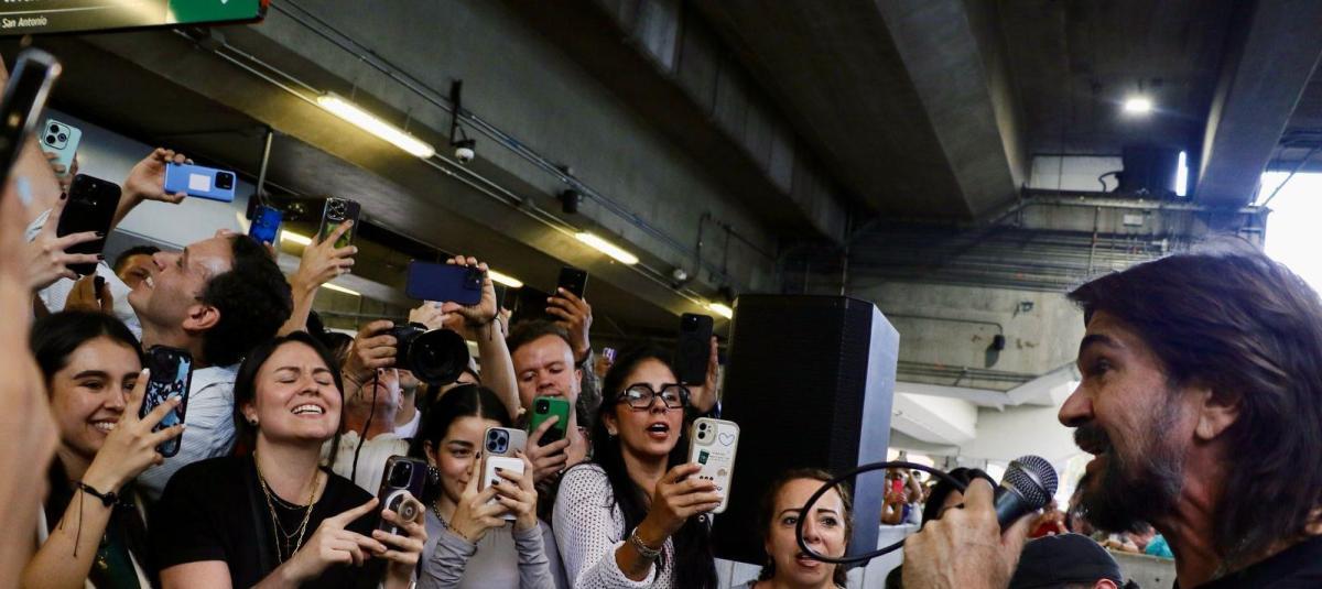 Juanes sorprendió cantando ‘Una noche contigo’ en el metro de Medellín
