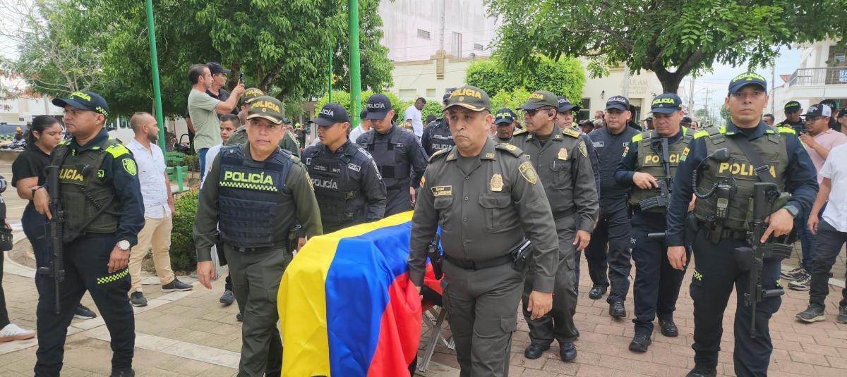 Sepelio de uno de los policías asesinados en esta escalada violenta.