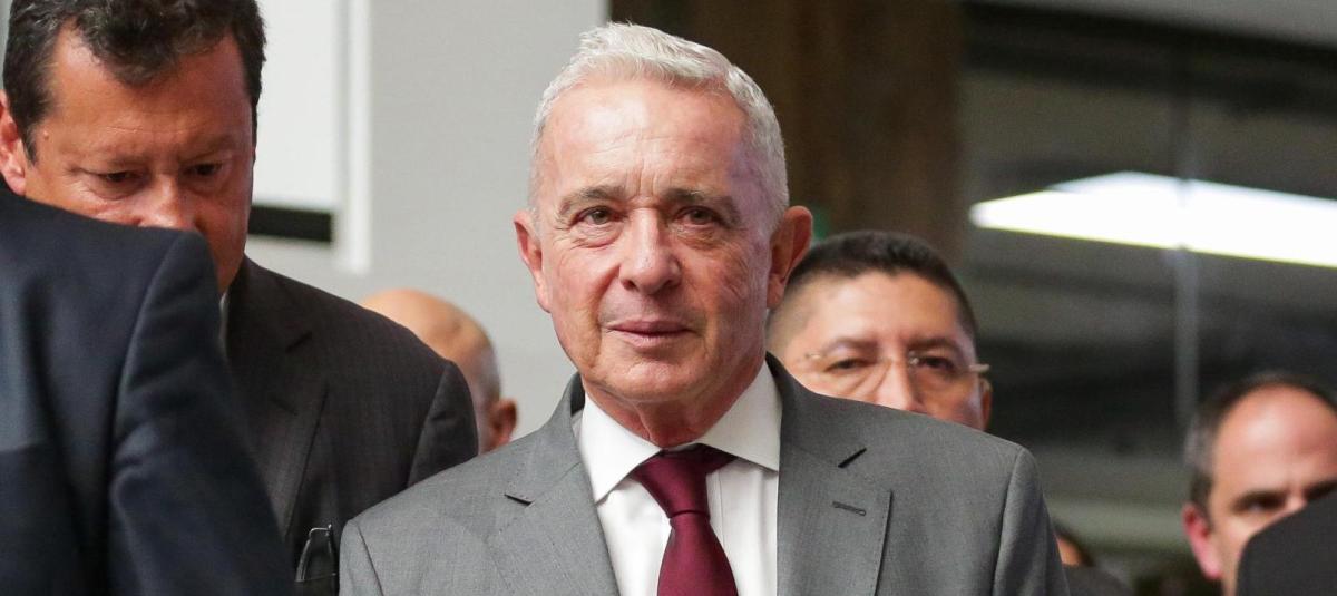 Álvaro Uribe Vélez a la salida del segundo interrogatorio.