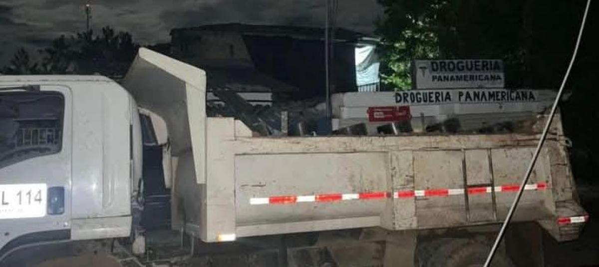 Atención: volqueta bomba contra subestación de Policía en zona de El Patía, Cauca; hay cuatro civiles heridos