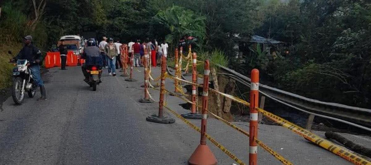 Vía Panamericana de Popayán a Cali se encuentra cerrada: autoridades verifican cilindros abandonados en la zona