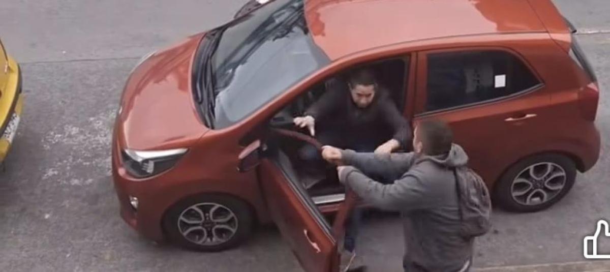Rechazan brutal golpiza de un motociclista contra el conductor de un carro en Pasto, al parecer, por una burla