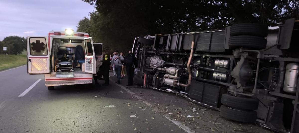 Grave accidente en el Valle por bus que llevaba estudiantes de escuela de fútbol: niña murió y hay varios heridos