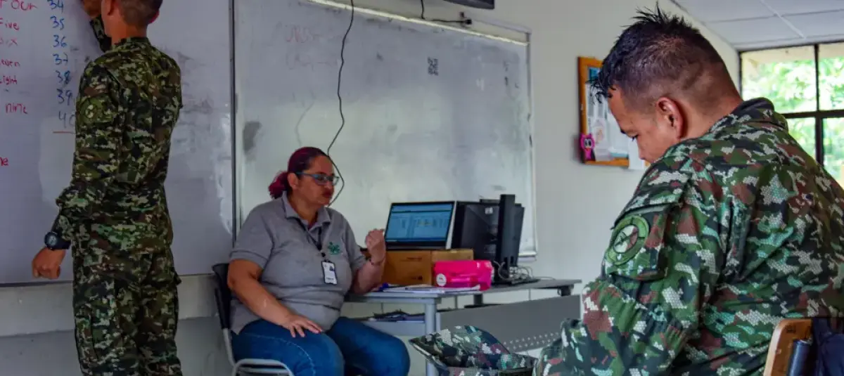 Clases de inglés para soldados en Cali por la COP16.