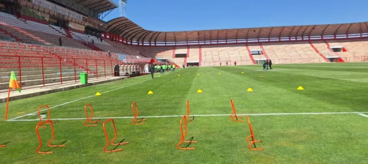 La grama del estadio se ve en buenas condiciones.