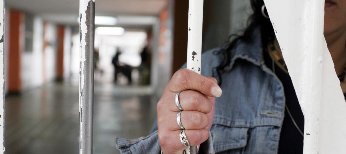 El encarcelamiento, dice el informe, margina aún más a mujeres que han cometido delitos de drogas ilícitas.