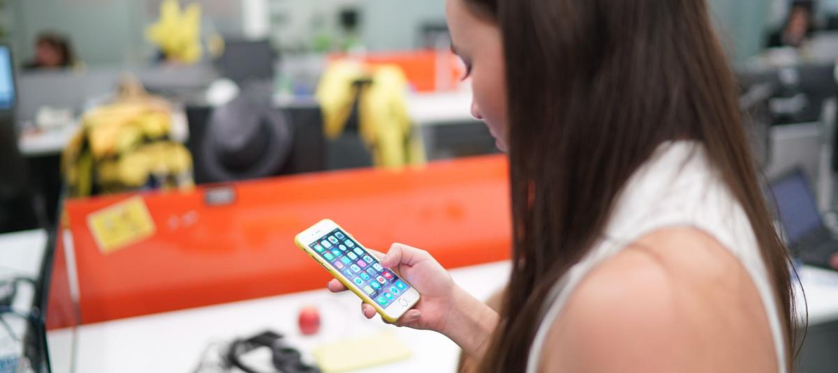 Las mujeres son más adictas al celular que los hombres
