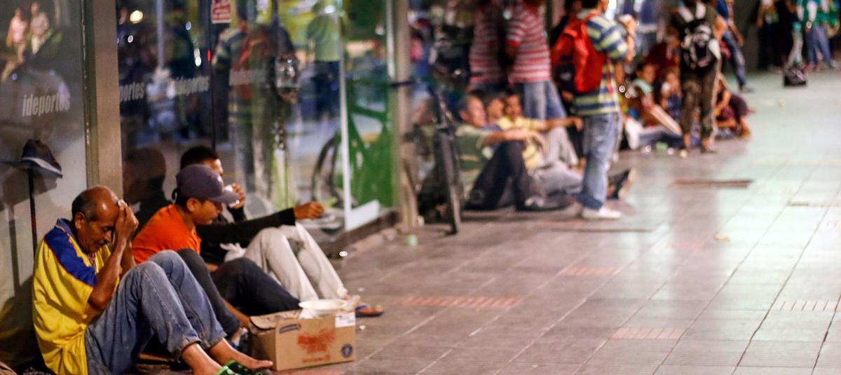 Varios ciudadanos venezolanos en una calle de Cúcuta, en Norte de Santander.